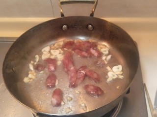 6、香肠炒荷兰豆,倒入香肠。炒香。