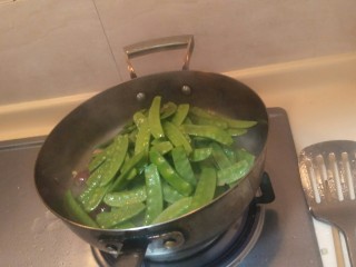 7、香肠炒荷兰豆,放入荷兰豆。大火煸炒30秒。