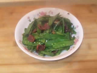 9、香肠炒荷兰豆,炒一下完成了。