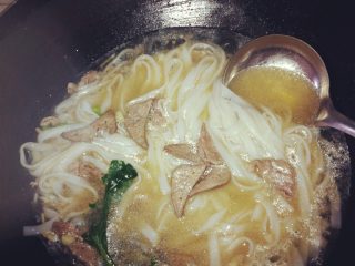 1、猪杂河粉,锅里放油，少量姜丝炒熟猪肝猪肉捞起，