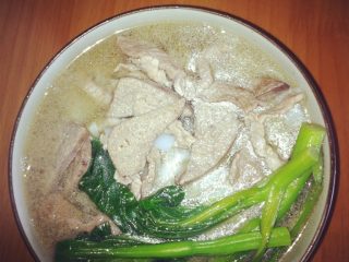 2、猪杂河粉,菜心炒七分熟，加水滚开放瘦肉片猪肝、放河粉条滚开即可