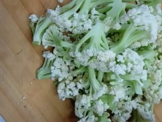 1、干煸花菜,准备有机火菜切去根部，切成小块