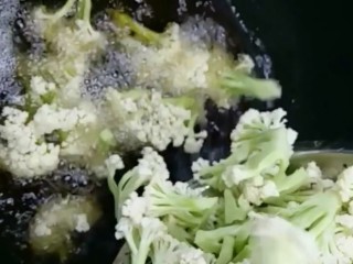 3、干煸花菜,锅中烧油花菜放入锅中