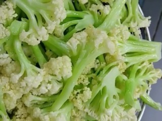 4、干煸花菜,大火炸一分钟捞出控油