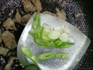 6、干煸花菜,加入葱蒜爆香