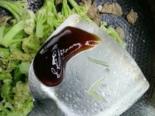 7、干煸花菜,下入花菜放入耗油，酱油大火炒香