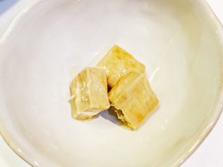 1、腐乳蒸鸡,准备好四块腐乳