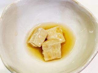 2、腐乳蒸鸡,加入适量料酒
