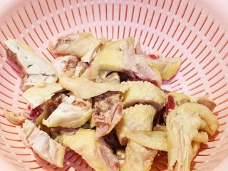 4、腐乳蒸鸡,鸡洗干净焯水后捞出沥干水
