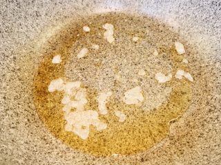 6、腐乳蒸鸡,加入冰糖,小火搅拌融化后