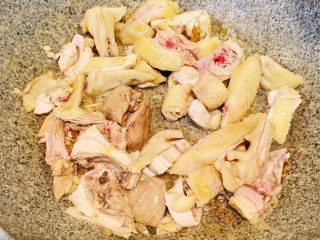 7、腐乳蒸鸡,加入鸡翻炒均匀上糖色