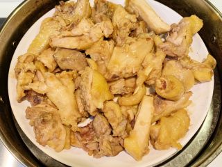 11、腐乳蒸鸡,大火煮开水,然后放入鸡