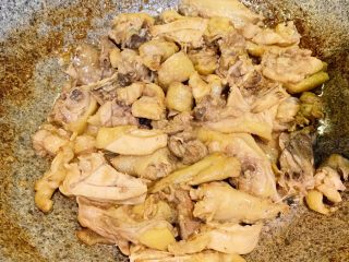 9、腐乳蒸鸡,然后放在锅里腌制10分钟