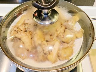 12、腐乳蒸鸡,盖上锅盖蒸30分钟出锅,做好后的鸡又嫩又滑