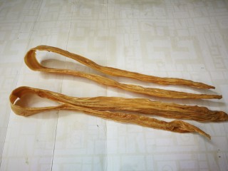 1、芹菜拌腐竹,取出两根腐竹