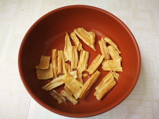 2、芹菜拌腐竹,扳成小段