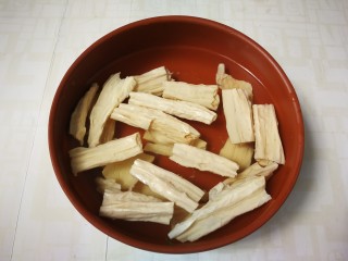 3、芹菜拌腐竹,放入清水浸泡两小时至软,没有硬结