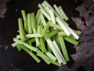5、芹菜拌腐竹,洗净切成段