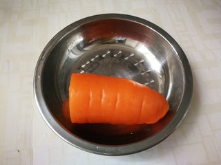 6、芹菜拌腐竹,胡萝卜半根削去皮