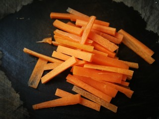 7、芹菜拌腐竹,切成丝