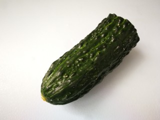 8、芹菜拌腐竹,黄瓜半根用盐搓洗冲干净