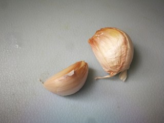 11、芹菜拌腐竹,两瓣蒜瓣剥去皮