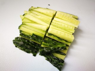 9、芹菜拌腐竹,切成条放入碗中