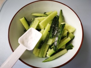 10、芹菜拌腐竹,放入半小勺盐炒,颠匀腌制五分钟出水,撇出水