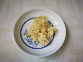 12、芹菜拌腐竹,拍松切成蒜末