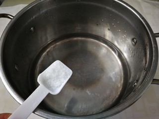 13、芹菜拌腐竹,锅中水开放入少许油,一小勺盐