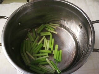 14、芹菜拌腐竹,放入芹菜烧开