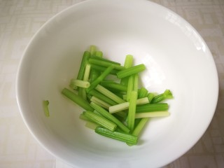15、芹菜拌腐竹,捞出来放入碗中