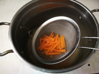 16、芹菜拌腐竹,放入胡萝卜烧开