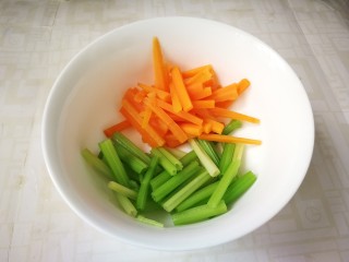 17、芹菜拌腐竹,捞出来放入碗中