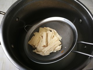 18、芹菜拌腐竹,放入腐竹烧一分钟