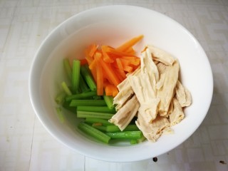 19、芹菜拌腐竹,捞出来放入碗中