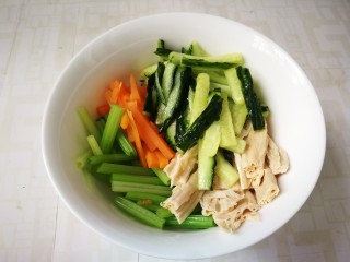 20、芹菜拌腐竹,放入黄瓜条