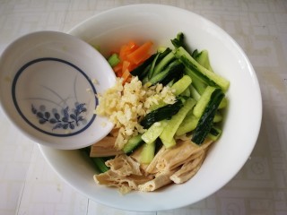 21、芹菜拌腐竹,放入蒜末