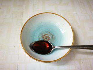 22、芹菜拌腐竹,取碟子,放入两勺生抽