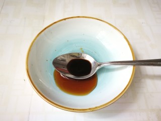 23、芹菜拌腐竹,放入半勺醋