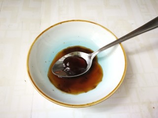 24、芹菜拌腐竹,放入半勺耗油