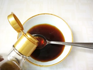 25、芹菜拌腐竹,放入半勺香油搅匀成蒜末调料汁