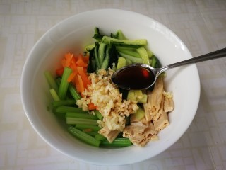 26、芹菜拌腐竹,将蒜末调料汁淋入碗中