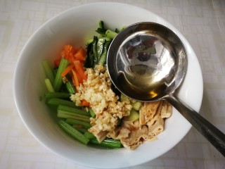 27、芹菜拌腐竹,烧两勺茶油浇在蒜末上面,拌匀