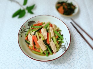 28、芹菜拌腐竹,装入盘中