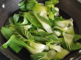 2、蒜蓉小油菜,油菜洗净焯水