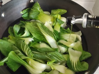 3、蒜蓉小油菜,滴一两滴食用油