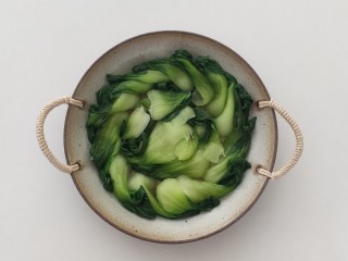 4、蒜蓉小油菜,煮2分钟后捞出沥干水分摆盘