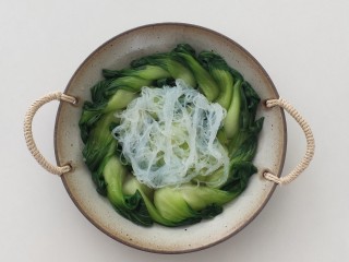 7、蒜蓉小油菜,铺在油菜上