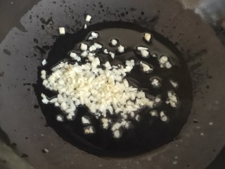 9、蒜蓉小油菜,锅内热油倒入蒜末炒香